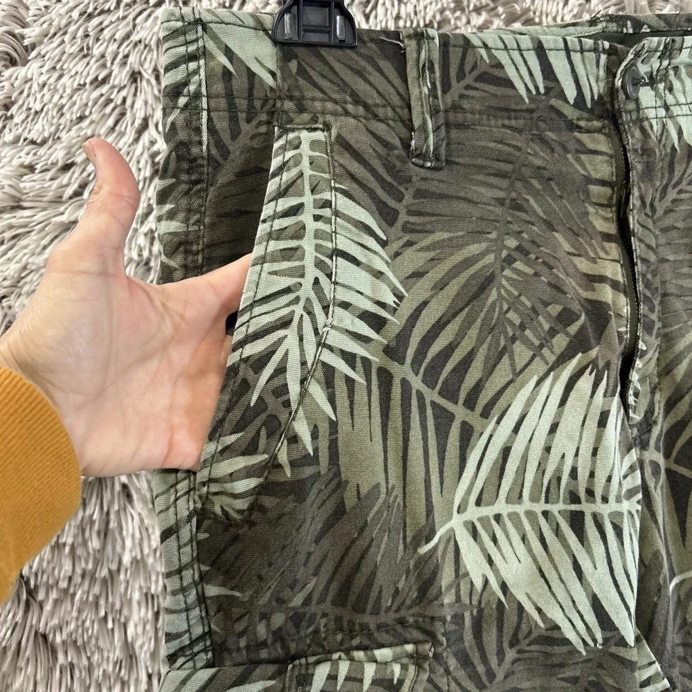 Camouflage Green Palms Tropical‎ Cargo Utility Shorts Flex Waist Size 36 Bermuda